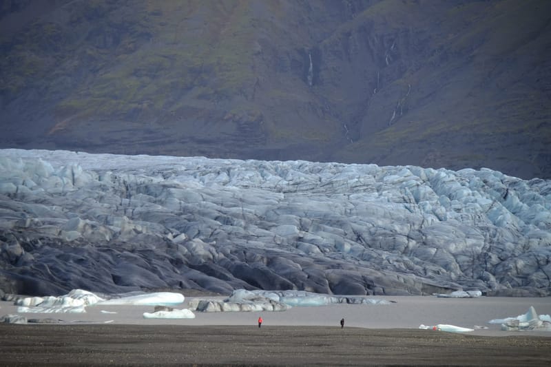 Fimmvörðuháls trail between glaciers