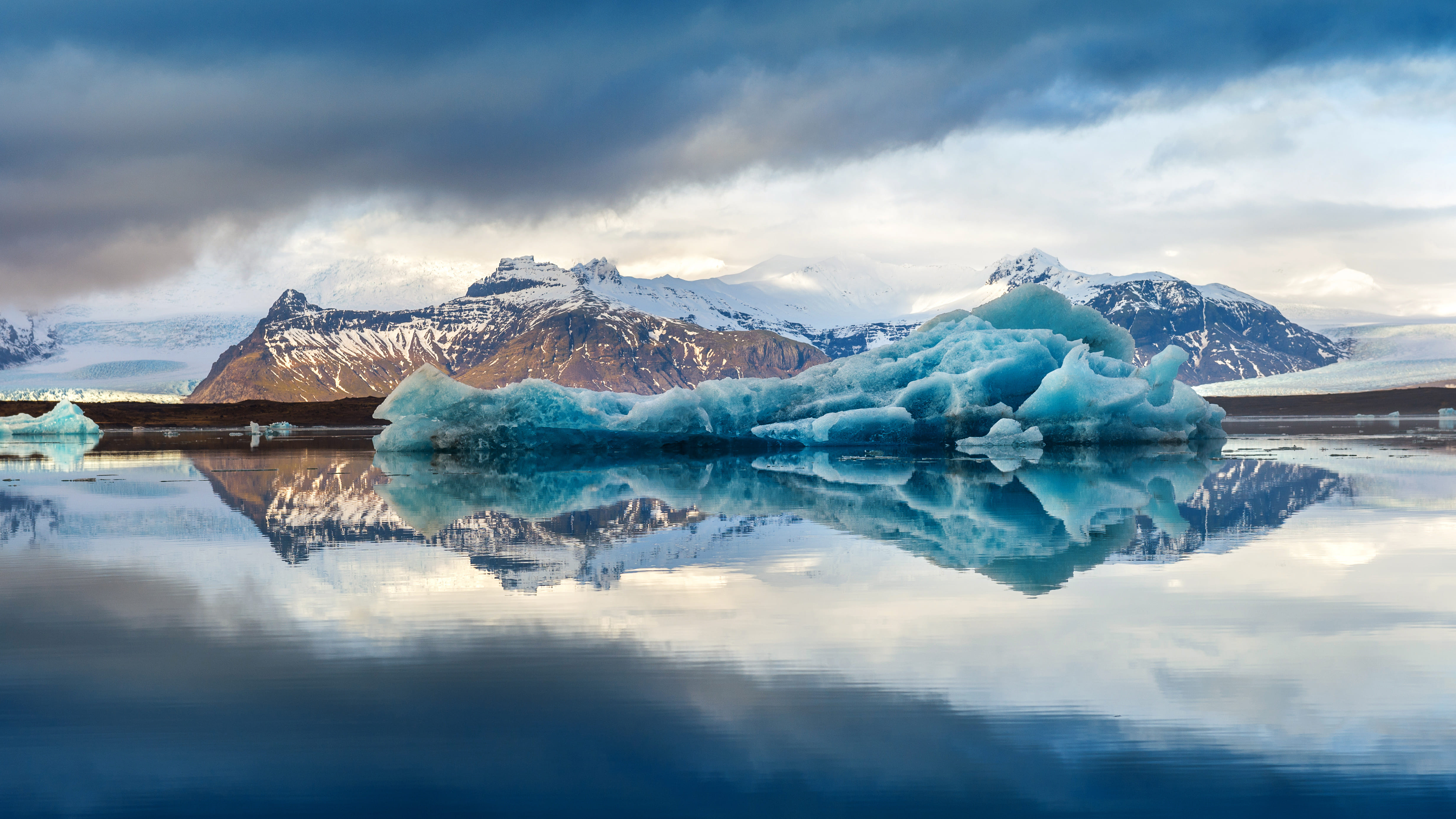 Ice bergs floating in Jökulsárlón glacial lagoon in Iceland